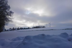 Winterlandschaft mit Blick zum Goldberg mit 4 Windkraftr�dern